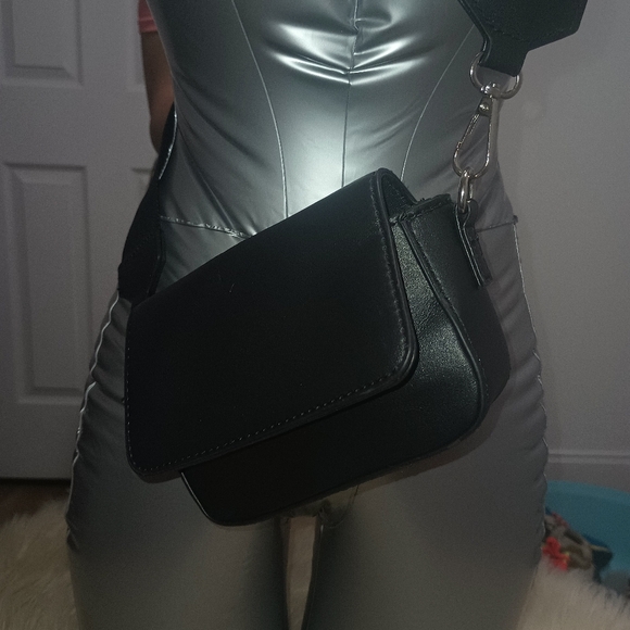 Elegant Black Crossbody Bag - Picture 1 of 4